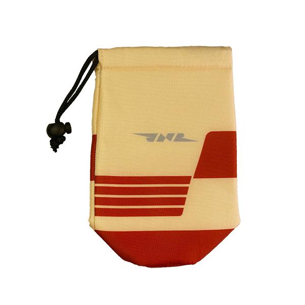 なつかしい国鉄特急色を再現したペットボトルホルダーです。お出かけのお供にいかがでしょうか？［サイズ ］約 80 φ × H 185 mm ［素材］本体： ポリエステル（中面アルミ蒸着）／パッケージ袋：PP［原産国］中国