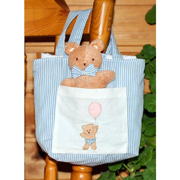 お出かけに便利なベビーズバッグです。かわいいバッグにマット、エプロン、ラトルが入っているので、贈り物として喜ばれます。