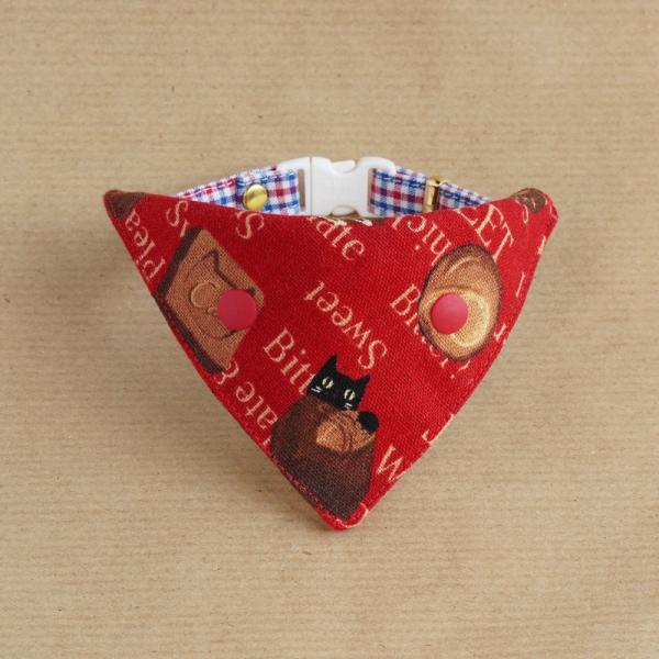 猫さんの首輪用のバンダナです。 猫デザインのチョコや、猫さんがひょこっとくっついたチョコがプリントされた、美味しそう＆可愛いバンダナです。★１点１点、柄の出方が異なります。見本とまったく同じものはありません。★列が右上がりのパターンと、右下...