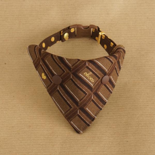 猫さんの首輪用のバンダナです。バレンタインにぴったり、ザ・板チョコの柄のバンダナです。所々に入っている金プリントが華やかさを引き立てます。★【バンダナのみ】の商品です。★１点１点、柄の出方が異なります。見本とまったく同じものはありません。★...