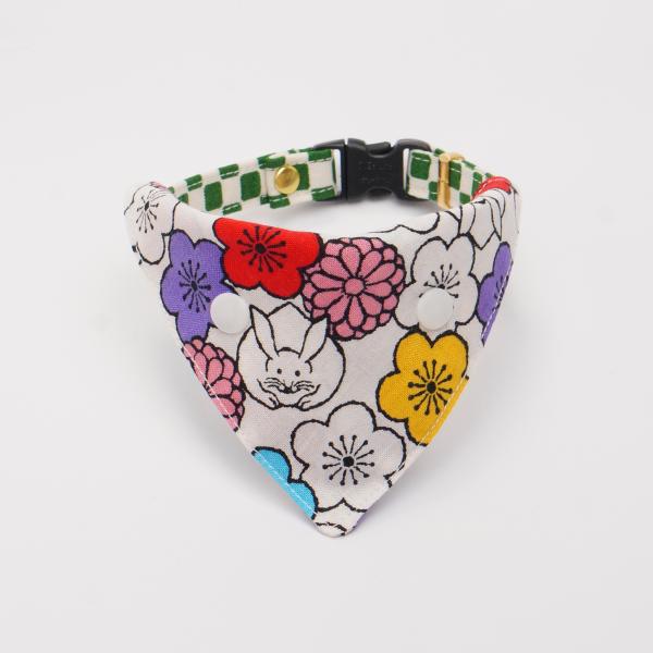 猫さんの首輪用のバンダナです。2023年の干支はうさぎ！ということで、和柄にぴったりの濃く鮮やかなお色に、渋めのうさぎと梅と菊が映える和柄バンダナです。※１点１点、柄の出方が異なります。見本とまったく同じものはありません。※柄の指定は出来ま...