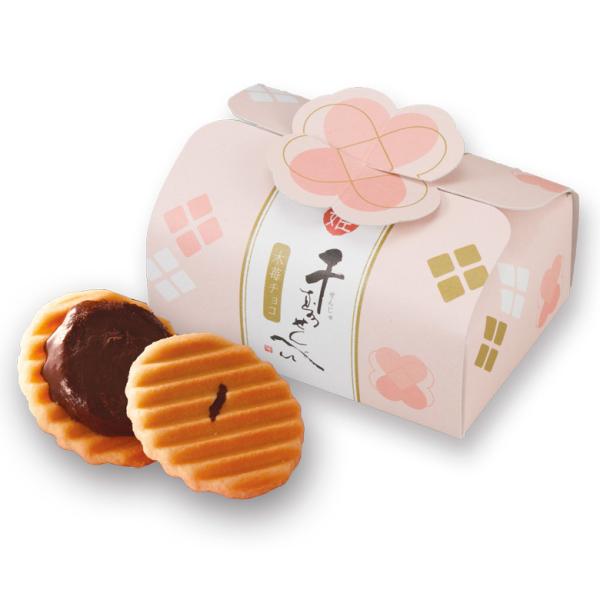 京菓子處鼓月の人気商品の千寿せんべいを一口サイズにした姫千寿せんべい木苺チョコです。フリーズドライの木苺パウダーの甘酸っぱさと、ビターチョコレートが上品な大人の風味に仕上げています。バレンタインの贈り物だけでなく、自分へのちょっとしたご褒美...