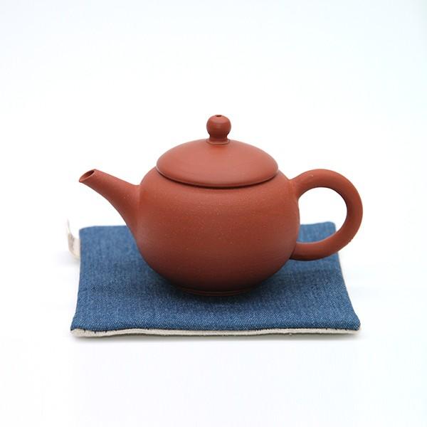 狐月庵オリジナルの手作り茶壺です。急須で有名な愛知県常滑市でひとつひとつ手作りで制作をして頂きました。常滑焼の特徴である『ささめ網』も搭載！小ぶりで可愛い台湾茶器に仕上がりました。台湾で良く使われる持ち手が後ろにあるタイプです。持ち方に少し...