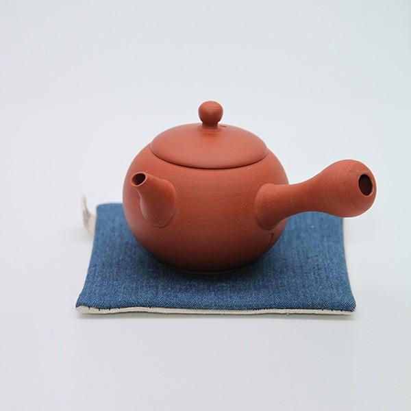 狐月庵オリジナルの手作り茶壺です。急須で有名な愛知県常滑市でひとつひとつ手作りで制作をして頂きました。常滑焼の特徴である『ささめ網』も搭載！小ぶりで可愛い台湾茶器に仕上がりました。日本でも馴染みのある持ち手が横にあるタイプで制作しました。容...