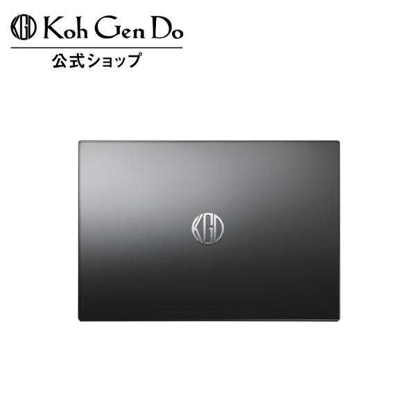 シックで上品な印象のコンパクトケース。見やすいフルミラーは、日中のメイク直しにも活躍します。※ファンデーションのレフィルおよびスポンジは別売りです。