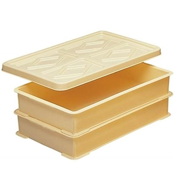 ◇◇ 【仕様】 ●本体サイズ（約）：幅44×奥行29.5×高さ7.5cm ●フタサイズ（約）：幅45.5×奥行30.7×高さ2.2cm ●本体重量（約）：1.3kg ●材質：ポリプロピレン ●原産国：日本 ●セット内容：本体2個、フタ1個