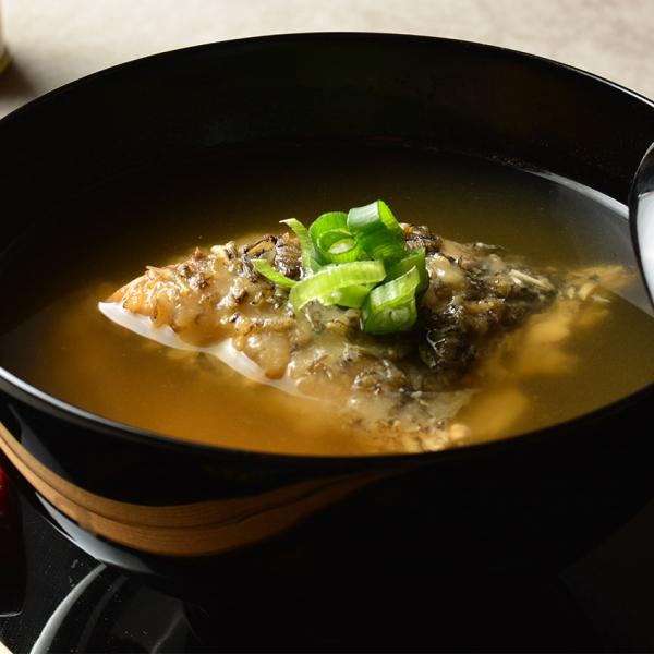 数々の文豪も愛した鯉料理「鯉こく」。鯉の溶け出した脂と旨味が癖になる逸品です。鯉の臭みを消すため丁寧な泥抜きと下処理を行っており臭みを感じません。鯉の甘煮とご一緒にどうぞ。※本製品はヤマト運輸の「ネコポス」サービスを使用するため、商品はポス...