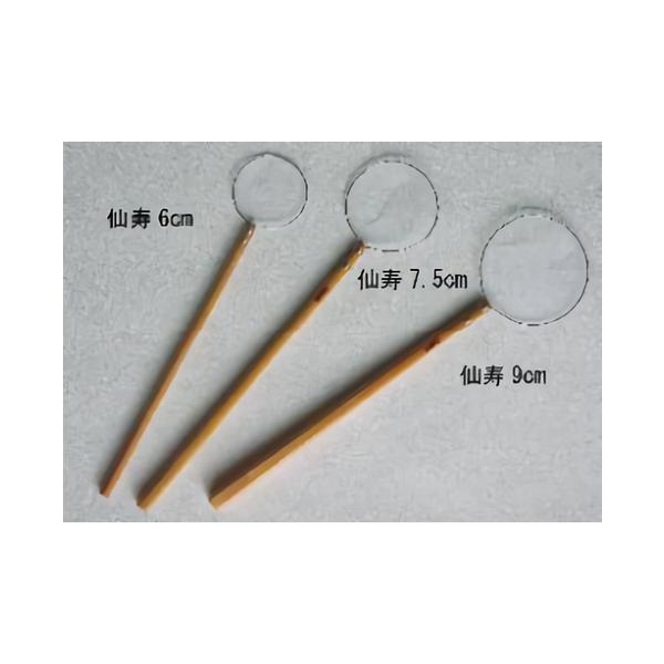 錦鯉を傷つけないように作られたタモ網。タモ網のサイズは、錦鯉の大きさに合わせご用意ください。注意：網目の単位はmmです。※在庫がないタモ網はメーカーからの直送となります。