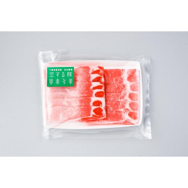 代表的な部位のお肉です。肉質は柔らかく、赤身と脂身のバランスもちょうど良いところです。シンプルにお塩とコショーでお料理するのがおすすめです。千葉県香取郡の「在田農場」で育った恋する豚は、自社で開発、製造している発酵飼料を食べて育ちます。生菌...