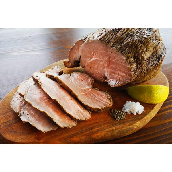 恋する豚を低温でじっくり焼くことで、しっとりと柔らかく仕上げました。味付けは塩コショーのみで、お塩は千葉の九十九里浜の海水塩を使っています。このお塩がお肉のうまみを引き出します。赤身のうまみをお楽しみください。恋する豚研究所のハムやソーセー...