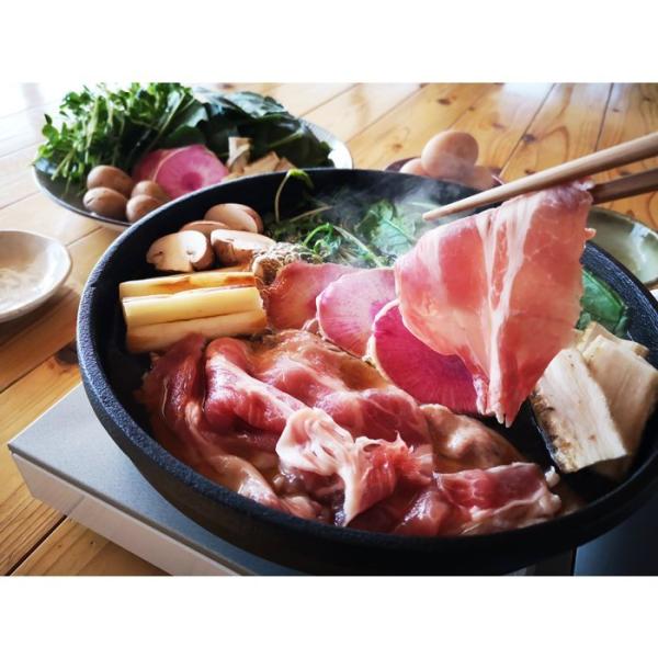 お店で毎年大人気の12月の定食「恋する豚のすき焼き」をご自宅でも食べられるセットです。地元千葉のおいしい旬の野菜も一緒にお届けします。自家製の割り下で、お肉の甘みとうまみをご堪能ください。ベーコンも一緒にすき焼きすると、また違った味わいが楽...