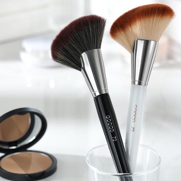 顔の形に合わせて作られたシェーディングブラシ♪毛が密集しており均等に伸ばせてナチュラルなしあがりに♪・サイズ：縦約21cm、横約7cm・カラー：ブラック、ホワイト・素材：PBTファイバー毛