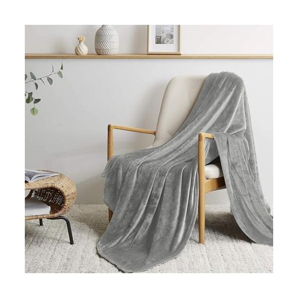 シンプルライトグレー/70 x 100 cm/-・Color:ライトグレーSize:70 x 100 cm・軽くて暖かい高品質なマイクロファイバー 260GSMを採用しています暖かさだけでなく、デザインにもこだわった落ち着きの色味が溢れ出す...