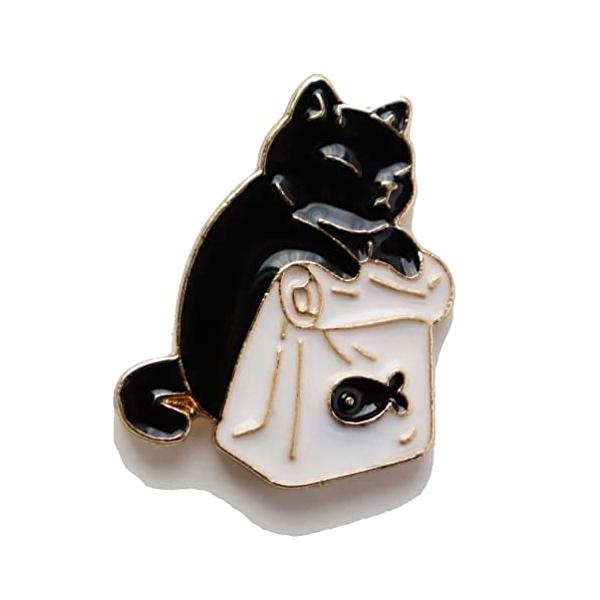 カジュアル黒ネコ/-/-・Color:黒ネコ・エサ袋を持った猫をデザインしたピンバッジ（ピンズ）です。サイズは縦2.4cm、横1.8cm。・かわいい黒ネコが印象的・衣服に付けるのはもちろん、や布製バッグなどに付けるアクセサリーにもおすすめ猫...