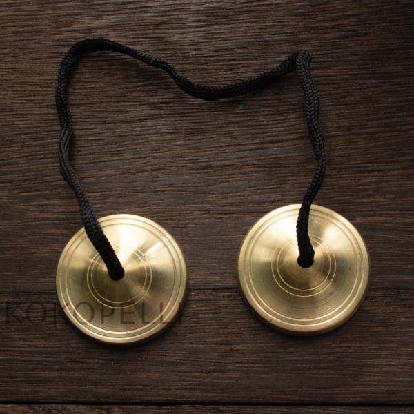 上級グレード品。安価なインド製とは全くの別物です。澄んだ音色です。直径:40mm　高さ:12mm　重量:約40g素材はセブンメタルと呼ばれる7種類の金属(金、銀、銅、鉄、水銀、錫、鉛)を 合わせたものを使用し、それぞれ太陽、月、火星、水星、...