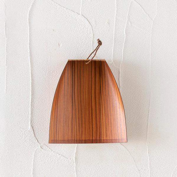 柿渋はりみ塵取り柿渋はりみ塵取り（卓上型）大品番：T1-001商品サイズ全長  23cm幅   21cmほうきと塵取りによる掃除のススメ日本伝統の塵取り「はりみ」和紙に柿渋を塗り仕上げた伝統工芸品です。静電気が起こらないのでごみが塵取りにく...