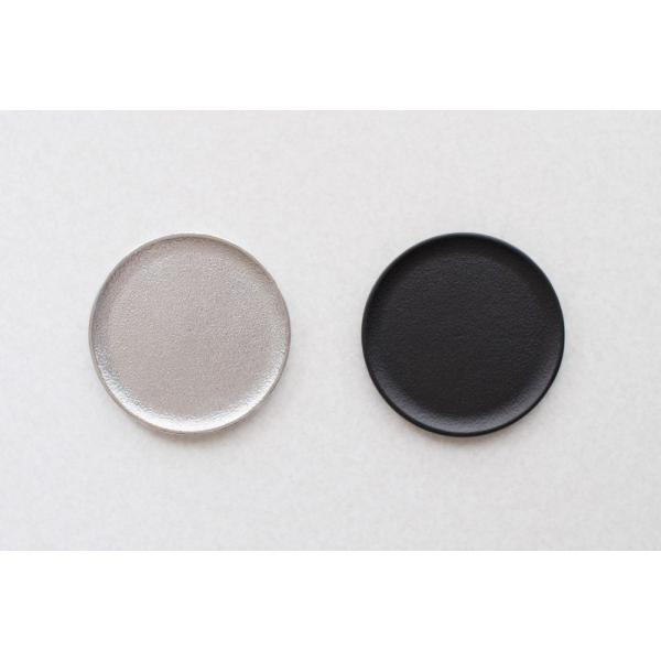 香皿　ラウンドトレー　ブラック / シルバー■寸法：直径105 × 高さ6（mm）■種類：Black　Silver■素材：アルミニウム■用途：コーン香置き・中サイズまでの線香■製造：日本製 富山県高岡市■販売元：博鳳堂 / 炭谷三郎商店取り...