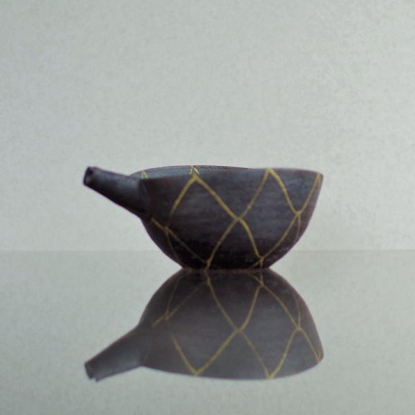 【古い菊紋黒片口】骨董アンティーク酒器濁酒茶道お茶道具陶芸民藝織部焼茶碗瀬戸焼き 古い菊紋黒片口】骨董アンティーク酒器濁酒茶道お茶道具陶芸民藝