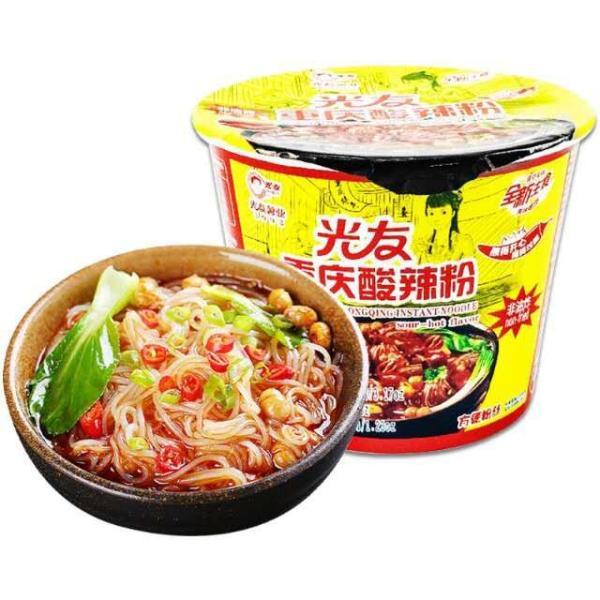 こちらの商品の大ヒットの理由はなんと言っても口当たりの良い麺です。細めの麺でありながら、もちもちぷるぷるした食感を楽しむことができ、柔らかくフワッとした歯応えも楽しめるにも関わらずボロボロ崩れる心配のない丈夫な麺です！細めの麺なので香辛料の...