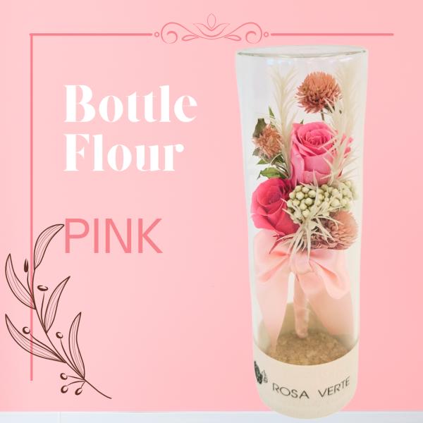 筒型のガラスボトルにプリザーブドフラワーやドライフラワーをアレンジしました。 弊社直営店ロザヴェールのスタッフが一つひとつ丁寧にお作りしたプリザーブドフラワーボトルです。ガラスボトルがホコリや汚れからお花を守ってくれます。小さなスペースでも...