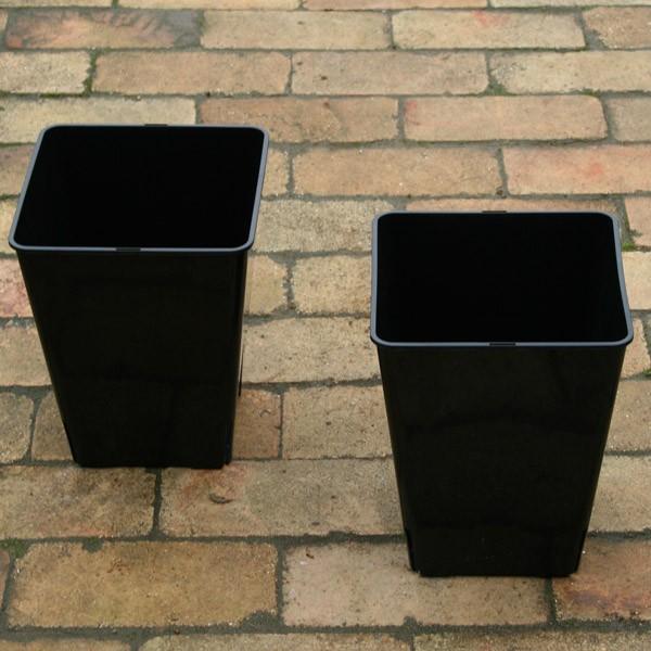 おしゃれなスクエアタイプのポットです。バラはもちろん、観葉植物等にもご利用いただけます。８号サイズ 縦横20cm 高さ26cm 底面 縦横14cm 土容量 約７Lカラー:ブラック