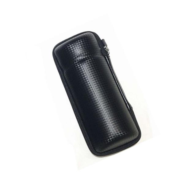 ケース本体は水をはじく特殊素材でできており、ファスナーは止水ファスナーとなっており水の浸透しにくい仕様となってます。形状はボトルゲージに差し込めるように円筒形になっていて、側面のチャックを開けて中のものを取り出したりできるようになっています...