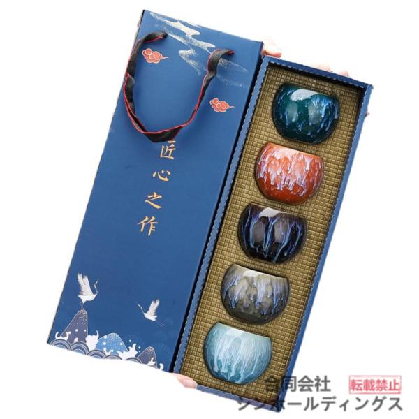 【自然が生み出すアート模様】窯変技法により生成される唯一無二の釉薬の模様は、使用するたびに色合いが深まっていく特性を持ちます。長年愛用することで、使い手だけが知る特別な風合いが育まれる逸品です。【人間工学に基づく設計】カップの縁部は45度の...