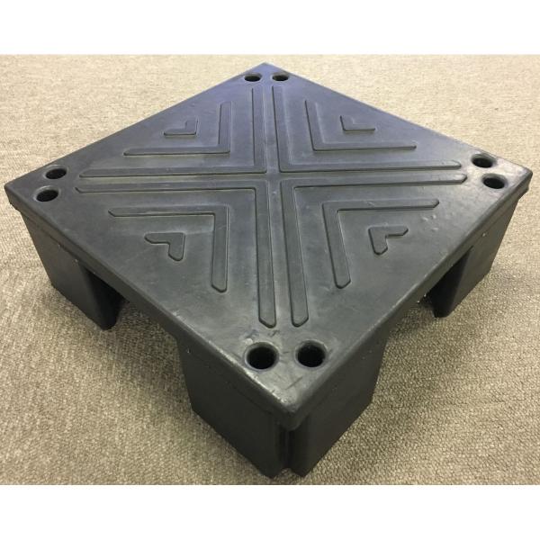 繋ぎ合わせて好きなサイズに組合せできる。ゴム製で、濡れても滑りにくく安全。