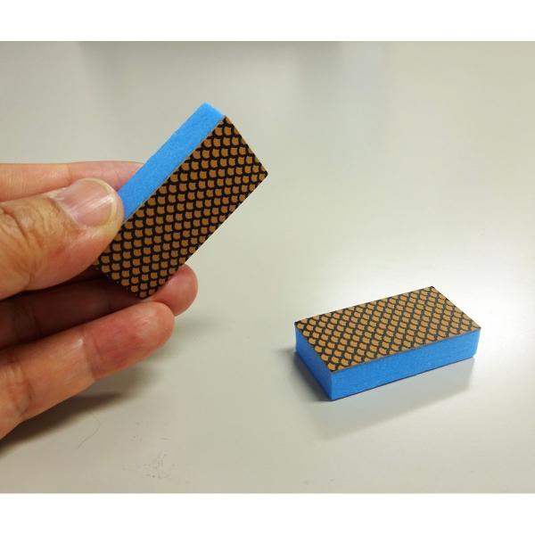 鍋のコゲを人工ダイヤモンドの研磨力で落とす 硬い人工ダイヤモンドの研磨力で鍋や調理器具のコゲつき・ガンコ汚れを撃退します。キッチンでも使いやすい厚さ約1cmの薄型。手元でこすり洗いするときに持ちやすいサイズです。