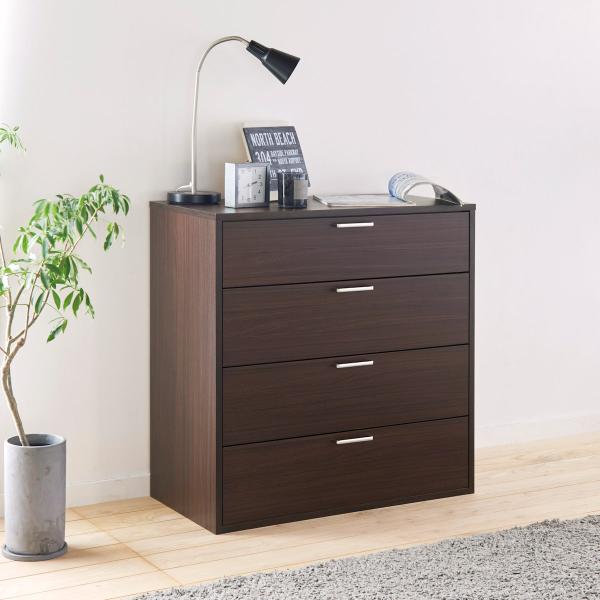 引き出しに衣類や小物をたくさん収納できる、幅約79cmの4段チェストです。