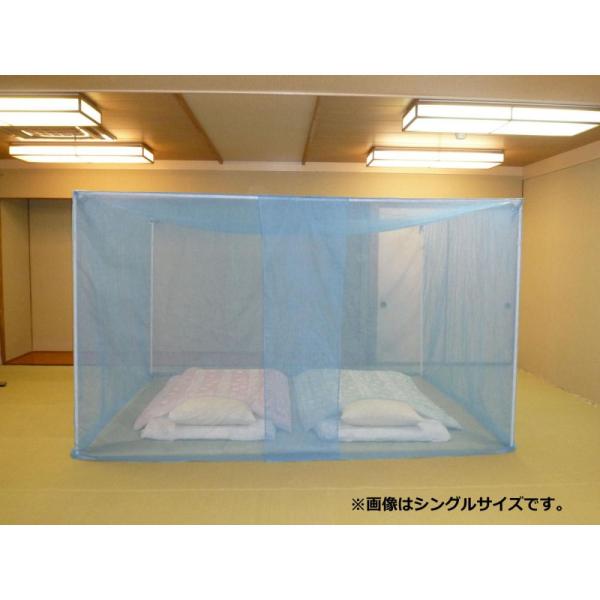 パイプを組むことで自立する蚊帳です。吊り下げが必要なく場所を選びません。