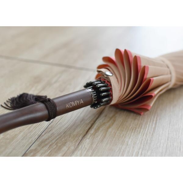 長傘は手元（持ち手）の背の部分に(折りたたみ傘の曲がり手元は手元の背の部分・寸胴手元は平らな部分)に、直接文字を彫刻をします。英語または日本語で名入れ可能です。英語はブロック体または筆記体をお選びいただけます。英語は8文字まで、日本語は6文...