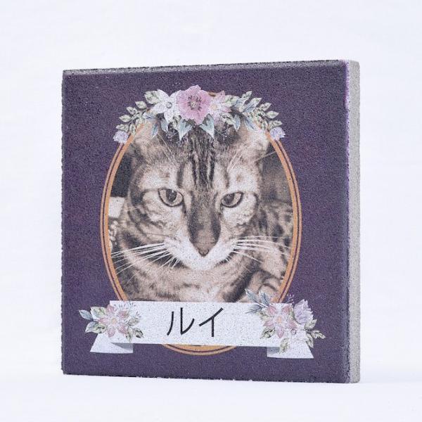 ゴージャスで落ち着いた紫色のデザインです。毎日たくさんの笑顔と笑いをくれたペットの思い出を記念に。サイズは2サイズ。当ページは200×200×35mmになります。重さは約2.5kgです。