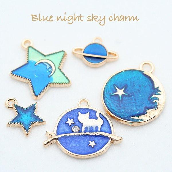 アクセサリーパーツ 青い夜空チャーム カン付き ゴールド 手作り
