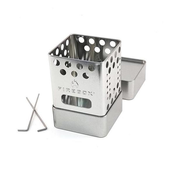 新しいスカウトストーブは非常に使いやすく、手ごろな価格のベーシックな焚き火ストーブです。アルコールストーブやウッドペレット、固形燃料などさまざまなタイプの燃料を使うことができます。上下にある２つの蓋は、灰を保持することやストーブを使用中、炎...