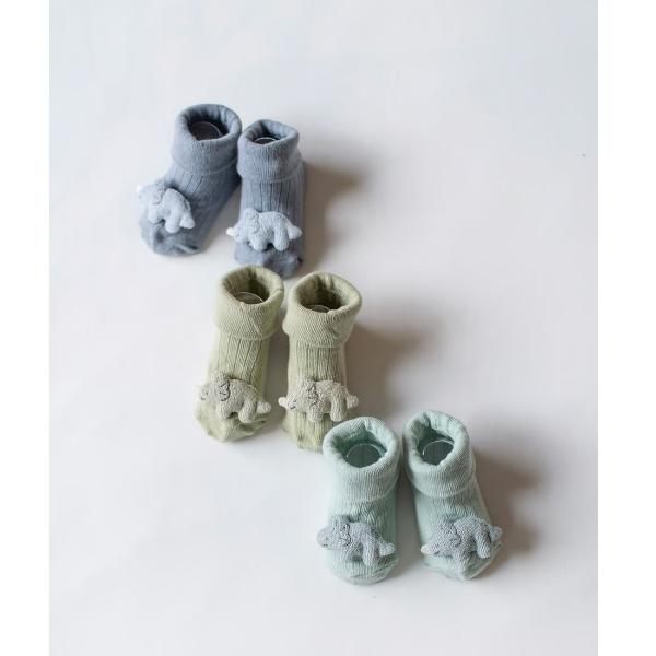 「ミニマスコットがくっついたベビーソックス」立体的な恐竜モチーフが目を引くソックスです。 シンプルになりがちなベビーの足元にアクセントをプラス。 くるっと折り返したはき口でフィット感アップ。足裏にはすべり止めプリントが付いているのであんよの...