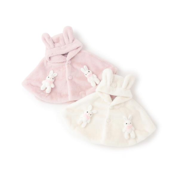 表面にのせたうさぎのぬいぐるみが可愛いフェイクファーケープです。ぬいぐるみの手足は動かせる仕様で、お好みのポージングにして楽しめます。 サイズフリーにしており、2歳半くらいまで長く着用できるのもうれしいポイントです。 裏地にはプチローズ総柄...