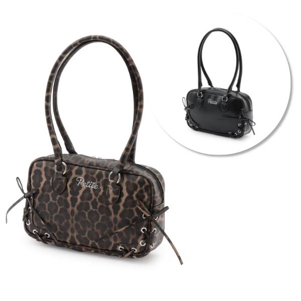 大人っぽい表情とかわいい雰囲気を併せ持っているボストンバッグです。サイドにあしらったレースアップが女の子らしいポイント。 ハンドルを長めに設計しており、肩掛けスタイルも楽しめます。 コンパクトなサイズ感で、さまざまな着こなしにマッチするアイ...