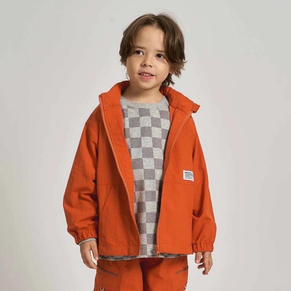 デイリーからアウトドアシーンまで活躍するポケッタブルマウンテンパーカです。水を弾きやすくする撥水仕様を採用し、汚れても落としやすいのがうれしいポイント。 収納できるフードで急な雨にも安心、通園通学にも重宝します。 UVカット機能もついていて...