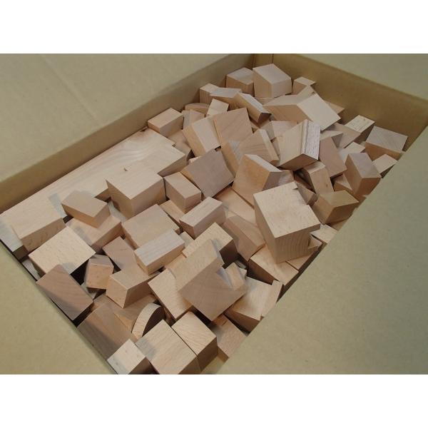 ぶなの”木っ端”の詰め合わせです。 ブナのおもちゃの作成過程ででた木っ端達です。 そのため商品は全て無垢材です。 小物作り、お子さんの夏休みの宿題など色々な物に使っていただけると思います。【素材】ぶな【個数】４０〜６０個【特徴】面は取られて...