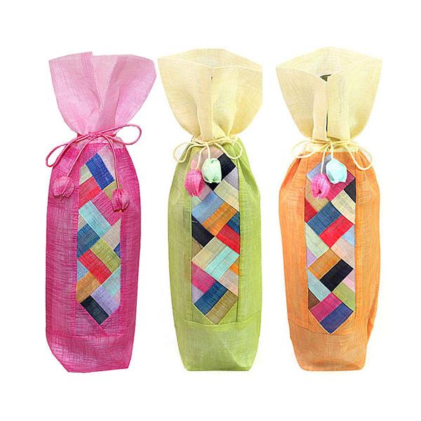 韓国の伝統的な布の「モシ」で作ったワインチュモニ（ワイン用巾着袋）です。細長い瓶を入れるのにピッタリな縦長の形のチュモニです。パッチワークのようなチョガクボ模様がとっても素敵。色合いが素敵で、ワインのプレゼントの包装にピッタリです。瓶の首で...