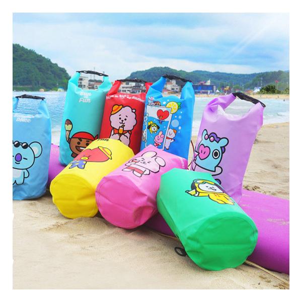 韓国の人気キャラクター「BT21」のビーチバッグです。キャラクターが大きくデザインされていて、とっても可愛いです。容量が10Lと、タップリ入ります。海やプールのレジャーに！！サイズ：　54.5cm　×　29.5cm　（10L）材質：　PVC...