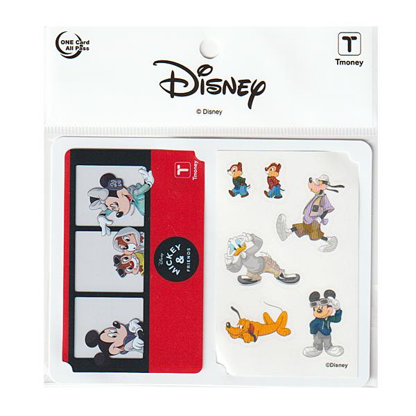 ディズニーの、韓国の交通カード電子マネー「Tmoney（Tマネー）」です。ディズニーキャラクターが、バス旅行をしているデザインです。バスの窓の部分が、透明になっていて、とっても可愛いです。透明ステッカーが付いていて、カードに貼ることで、オリ...