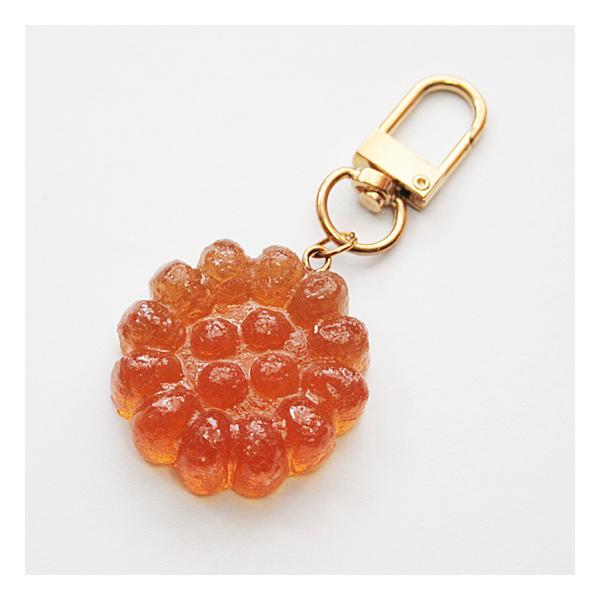 韓国の伝統菓子「ヤックァ」のキーホルダーです。レジン素材で、本物のヤックァのように見えて、とってもカワイイです。お土産やプレゼントにも！※こちらは、キーリングタイプです。サイズ　全体の長さ：　約6.5cm　ヤックァ部分の直径：　約3.4cm...