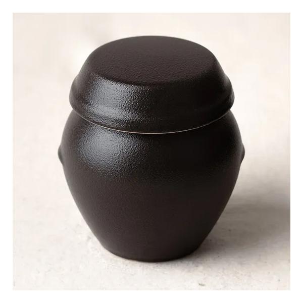 韓国の伝統的な甕（かめ）の形をした、薬味入れです。ミニチュアの甕が、とっても可愛いです！サイズ：　約9cm　×　約8cm材質：　陶磁器製製造国：　中国※電子レンジ、食洗機でのご使用は可能です。※直火、オーブンではご使用いただけません。