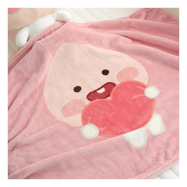 韓国の人気キャラクター「カカオフレンズ」のひざ掛け毛布です。柔らかな触感が気持ち良く、ハートを抱えた恥ずかしがり屋のリトルアピーチがとっても可愛いデザインです。サイズ：　75cm　×　120cm材質：　ポリエステル　100%製造国：　中国