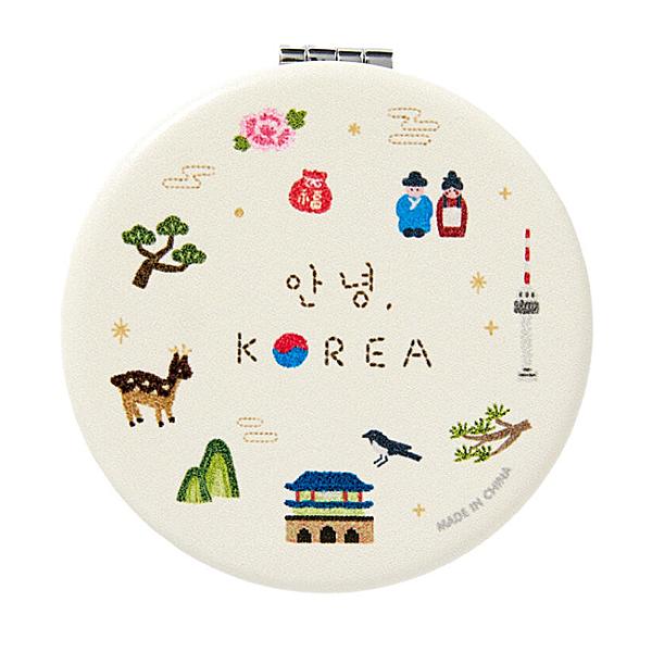 韓国の伝統をモチーフにした可愛いアイコンがデザインされたハンドミラーです。中央の、「アンニョンKOREA」の文字（ハングル）も、とってもカワイイ！プレゼントやお土産にピッタリです。サイズ：　直径約6.5cm製造国：　中国