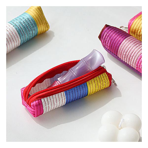 印鑑ケースにピッタリなミニサイズのヌビケース！チマチョゴリの袖の柄のような、カラフルなしま模様（セットン）デザインです！ミニサイズが、とっても可愛い！お土産にも最適です。サイズ：10cm×3.2cm×3cm材質：　高級韓服地製造国：　中国