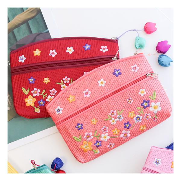 韓国の伝統的なキルト布、「ヌビ」で作ったポーチです。お花の刺繍も可愛くて、お土産にもピッタリです。サイズ：　13.5cm　×　18.5cm材質：　ヌビ　他製造国：　中国
