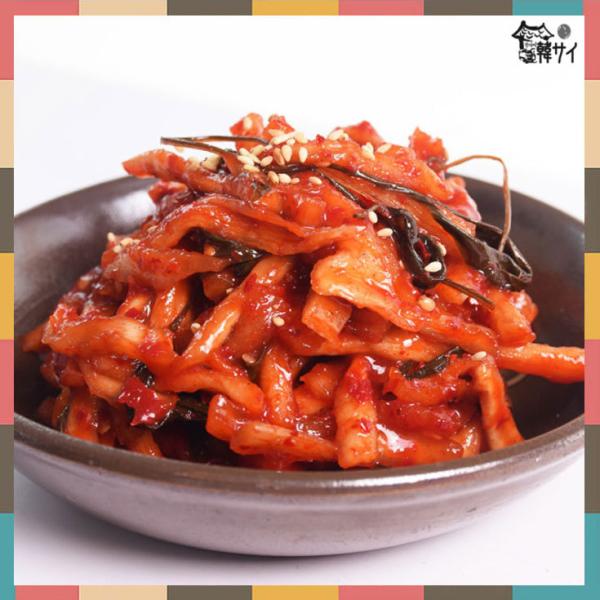 韓国本場の味【切り干し大根の辛味和え】・食品類型：惣菜 ・重量：500g・主原料：干し大根（韓国産）、玉ねぎ・生姜・ニンニク（ミキサー）、長ネギ、乾燥唐辛子の葉、いりごま、粗びき唐辛子、粉末唐辛子、粗塩（韓国産）、水飴、砂糖、調味料など（ア...